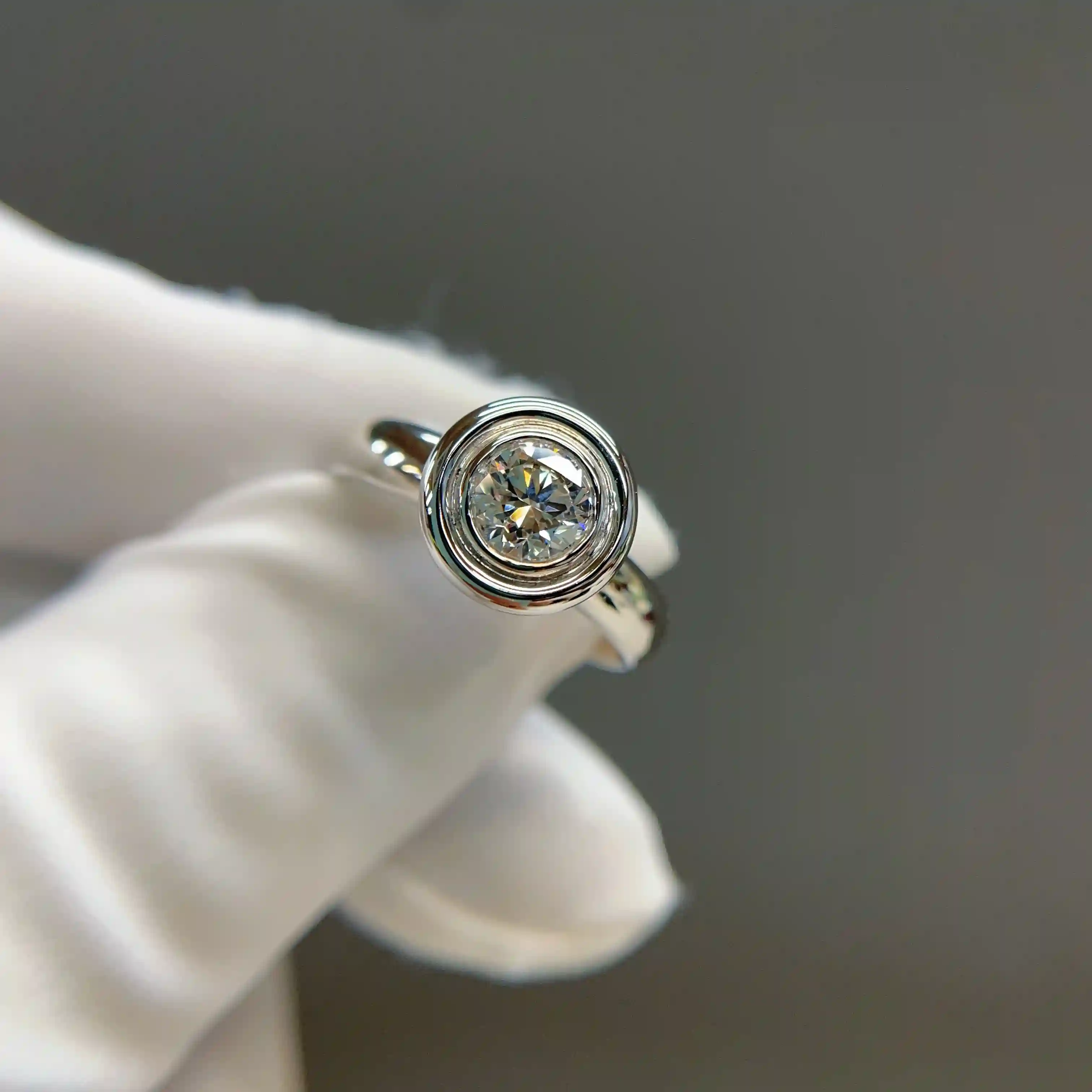 Celoray Custom 9K White Gold Bezel Setting Solitaire Diamond Engagement Ring with Plain Wedding Band (4) Celoray Custom 9K White Gold Bezel Setting Solitaire Diamond Engagement Ring with Plain Wedding Band (7)