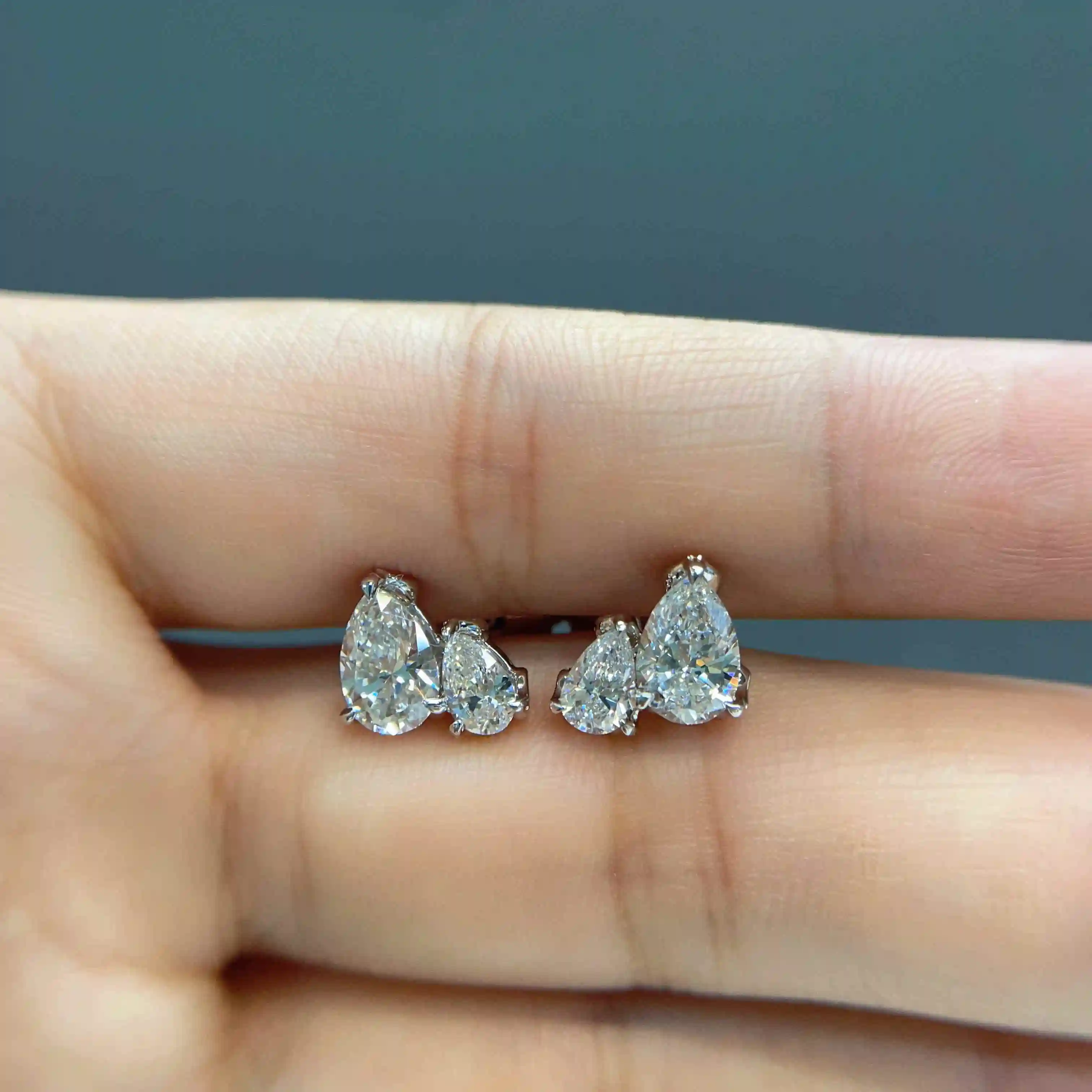 Celoray 18K White Gold VVS Pear Lab Diamond Ear Stud Toi et Moi