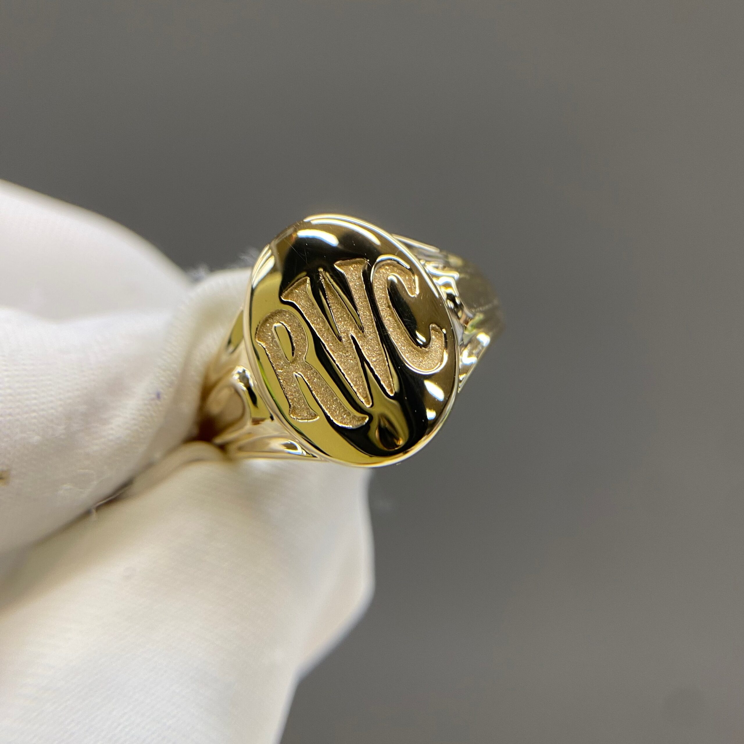 Celoray Custom 9K Yellow Gold Monogram Signet Ring Personalized Initial Ring for Men and Women